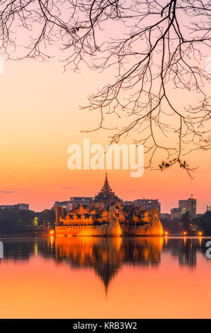 Royalty Free Stock Bild in hoher Qualität von Karaweik-halle Folgen Palace in Yangon, Myanmar Stockfoto