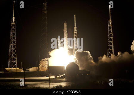 CAPE Canaveral, Florida-auf Cape Canaveral Air Force Station in Florida, Space Launch Complex-40 ist funkelnd wie die SpaceX Falcon 9 Rakete hebt ab um 3:44 Uhr EDT. Der Start des Unternehmens ist das zweite Demonstration Testflug für die NASA Commercial Orbital Transportation Services, oder ein Babybett, Programm. Während des Fluges, der Dragon capsule wird eine Reihe von Check-out-Verfahren zu prüfen und seine Systeme, einschließlich Rendezvous beweisen und Liegeplatz mit der Internationalen Raumstation. Wenn die Kapsel führt, wie geplant, der Ladung und versuche es auf die Station übertragen werden. Die Stockfoto