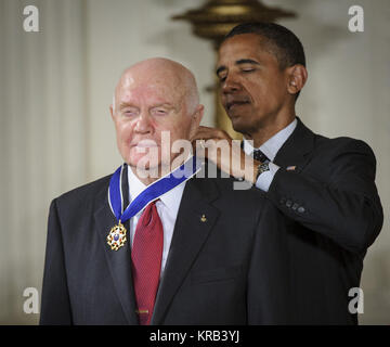 Präsident Barack Obama stellt ehemaligen United States Marine Corps Pilot, Astronaut, und United States Senator John Glenn mit einer Medaille der Freiheit, Dienstag, 29. Mai 2012, während einer Zeremonie im Weißen Haus in Washington. Photo Credit: (NASA/Bill Ingalls) Glenn Obama Medaille Stockfoto