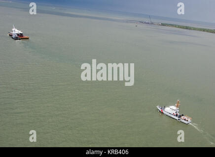 Foto Datum: 5-31-12 Ort: U.S. Coast Guard - Air Station Houston betrifft: Space Shuttle Modell "Explorer", wie es in Galveston Bay Fotograf: Lauren Harnett Space Shuttle Explorer in Galveston Bay (JSC 2012 - E -058020) Stockfoto