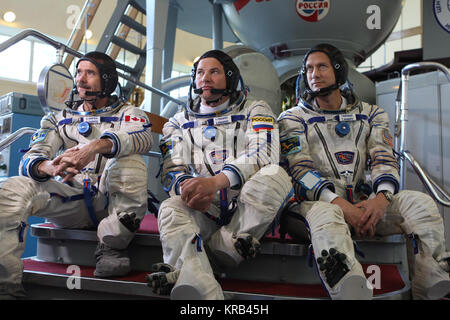 (19 Juni 2012) --- Expedition 32/33 backup Crew Mitglieder Chris Hadfield der Canadian Space Agency (links), Sojus Commander Roman Romanenko und Tom Marshburn der NASA (rechts) beantwortet Fragen der Presse in einer Sojus-rakete mockup vor ihrer endgültigen Qualification Test Juni 19, 2012 um das Gagarin Cosmonaut Training Centre in Star City, Russland. Die prime Crew, Expedition 32/33 Soyuz Kommandant Jurij Malenchenko und Flugingenieure Suni Williams von NASA und Aki Hoshide der Japan Aerospace Exploration Agency praktiziert ähnliche Szenarien in der Nähe im Voraus die endgültige Genehmigung für den Start zum Th Stockfoto