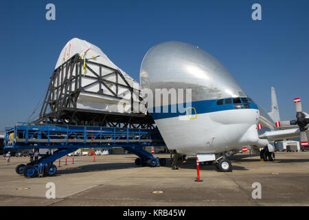 Laden des Space Shuttle voll Fuselag Trainer (FFT) Mannschaftsraum in die Super Guppy Flugzeuge. Foto Datum: Juni 22, 2012. Ort: Ellington Field-Hanger 276 - Asphalt. Fotograf: Robert Markowitz Full-Fuselage Shuttle Trainer geladen in Super Guppy Turbine Stockfoto