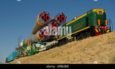 Die Sojus TMA-05 M Sonde ist mit dem Zug auf dem Weg zur Startrampe auf dem Kosmodrom Baikonur in Kasachstan, Donnerstag, 12. Juli 2012 eingeführt. Die Einführung der Sojus-kapsel mit der Expedition 32 Sojus Kommandant Juri Malentschenko, NASA-Flugingenieur Sunita Williams und JAXA (Japan Aerospace Exploration Agency) Flight Engineer Akihiko Hoshide ist für den Morgen des Sonntag, 15. Juli, lokale Zeit. Foto (NASA/Carla Cioffi) Sojus TMA-05 M Sonde roll out mit dem Zug 1. Stockfoto