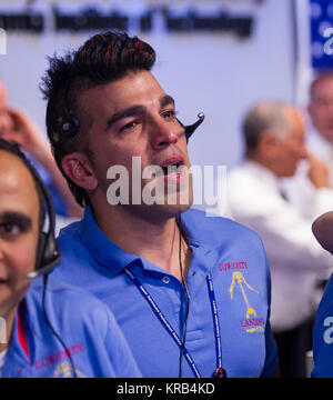 Mars Science Laboratory (MSL) Systems Engineer Bobak Ferdowsi gesehen reagiert nach dem MSL rover Neugier erfolgreich auf dem Mars, Sonntag, August 5, 2012 am Jet Propulsion Laboratory in Pasadena, Calif. Ferdowski landete für seine Frisur ändern für jede Mission oder großes Event am JPL bekannt ist. Neugier wurde entwickelt, um zu beurteilen, ob der Mars jemals hatte eine Umgebung in der Lage, Unterstützung kleiner Lebensformen genannt Mikroben. Photo Credit: (NASA/Bill Ingalls) Bobak Ferdowsi bei MSL Landung (201208050020 HQ) Stockfoto