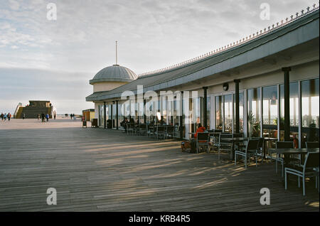 Café auf der umgebauten Hastings Pier, an der Küste von East Sussex, England Stockfoto