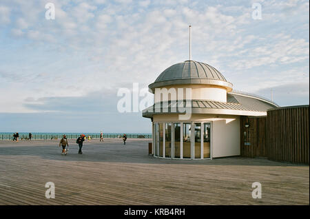 Fußgänger auf dem neu umgebauten Pier von Hastings, East Sussex, Großbritannien Stockfoto