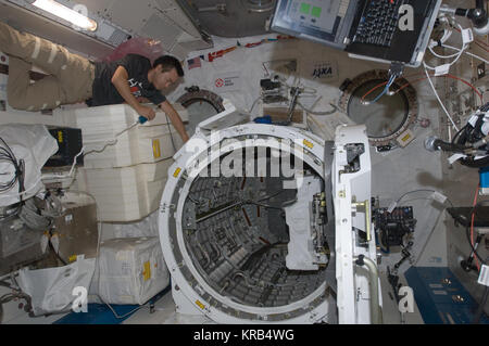 ISS-32 Akihiko Hoshide in der Nähe der Schleuse in der Kibo Labor Stockfoto