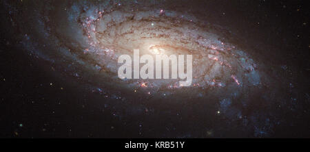 Ein neues Bild von der NASA/ESA Hubble Space Telescope zeigt NGC 5806 ist eine Spiralgalaxie im Sternbild Virgo (die Jungfrau). Es liegt rund 80 Millionen Lichtjahre von der Erde entfernt. Auch auf diesem Bild ist eine Supernova SN 2004 Gd genannt. Die Forderungen, die in diesem Bild kombiniert werden, wurden Anfang 2005 durchgeführt, um die Lage der Supernova, die 2004 explodierte. Das Nachleuchten von diesem Ausbruch von Licht, von einem riesigen Stern am Ende seines Lebens explodiert, kann als schwach gelblich werden Punkt in der Nähe der Unterseite der Galaxie. NGC 5806 wurde Cho Stockfoto