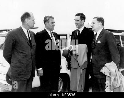 Zwei US-Kongressabgeordnete, begleitet von NASA-Administrator James Edwin Webb, besuchte das Marshall Space Flight Center (LINKS) April 28, 1964, für eine BRFIEFING AUF DEM SATURN PROGRAMM UND EINE TOUR DURCH DIE EINRICHTUNGEN. Sie sind (von links nach rechts) KONGRESSABGEORDNETER GERALD FORD, jr., republikanische VERTRETER VON MICHIGAN; DR. WERNHER VON BRAUN, LINKS, Direktor; KONGRESSABGEORDNETEN GEORGE MAHON, demokratische Vertreter von Texas; UND HERR WEBB. DR. ROBERT SEAMANS, ADMINISTRATOR ASSOCIATE, WAR AUCH IN DER GRUPPE." VonBraunFordMahon Stockfoto