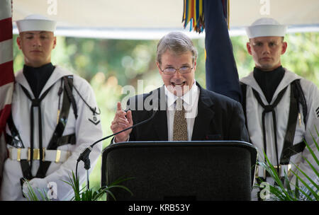 Mark Armstrong, Sohn von Neil Armstrong, spricht während einer Trauerfeier feiern das Leben seines Vaters, Freitag, 12.08.31, 2012, an der Camargo Club in Cincinnati. Neil Armstrong, der erste Mensch auf dem Mond während der Apollo 11 Mission 1969, gestorben Samstag, 12.08.25. Er war 82. Photo Credit: (NASA/Bill Ingalls) Neil Armstrong memorial Service (201208310006 HQ) Stockfoto