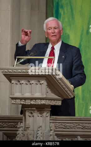 Apollo 17 astronaut Gene Cernan, der letzte Mann auf dem Mond zu gehen, spricht während einer Trauerfeier feiern das Leben von Neil Armstrong an der Washington National Cathedral, Donnerstag, Sept. 13, 2012. Armstrong, der erste Mensch auf dem Mond während der Apollo 11 Mission 1969, gestorben Samstag, 12.08.25. Er war 82. Photo Credit: (NASA/Paul E. Alers) Neil Armstrong öffentliche Trauerfeier (201209130008 HQ) Stockfoto