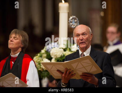 Apollo 11 Befehl Modul Pilot Michael Collins führt Gebete während einer Trauerfeier feiern das Leben von Neil Armstrong an der Washington National Cathedral, Donnerstag, Sept. 13, 2012. Armstrong, der erste Mensch auf dem Mond während der Apollo 11 Mission 1969, gestorben Samstag, 12.08.25. Er war 82. Photo Credit: (NASA/Paul E. Alers) Neil Armstrong öffentliche Trauerfeier (201209130005 HQ) Stockfoto