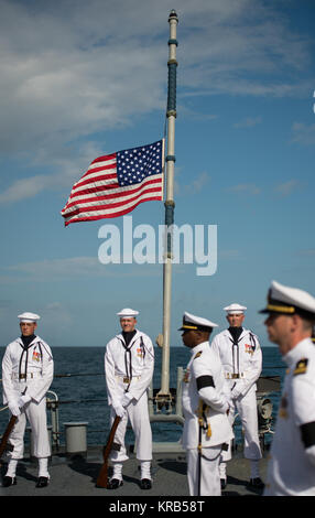 Die amerikanische Flagge auf der USS-philippinischen Meer (CG58) ist zur Hälfte gesehen - Mast während einer Bestattung auf See Service für Apollo 11 Astronaut Neil Armstrong, Freitag, Sept. 14, 2012, in den Atlantischen Ozean. Armstrong, der erste Mensch auf dem Mond während der Apollo 11 Mission 1969, gestorben Samstag, 12.08.25. Er war 82. Photo Credit: (NASA/Bill Ingalls) Neil Armstrong Bestattung auf See (201209140007 HQ) Stockfoto