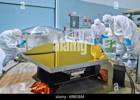 Wissenschaftler untersuchen eine der Spiegel der Webb Teleskop Stockfoto