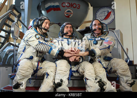 Im Gagarin Cosmonaut Training Centre in Star City, Russland, Expedition 33/34 backup Crewmitglieder Alexander Misurkin (links), Sojus Kommandanten Pawel Winogradow (Mitte) und Chris Cassidy der NASA (rechts) sind alle Lächeln, da sie für Bilder vor einer Sojus mockup September 20, 2012 während der abschließenden Qualifikation Prüfungen. Sie dienen als understudies Für prime Crewmitglieder Oleg Novitskiy, Evgeny Tarelkin und Kevin Ford der NASA, die am 23. Oktober vom Kosmodrom Baikonur in Kasachstan in ihrem Raumschiff Sojus TMA-06 zur Internationalen Raumstation starten. St Stockfoto