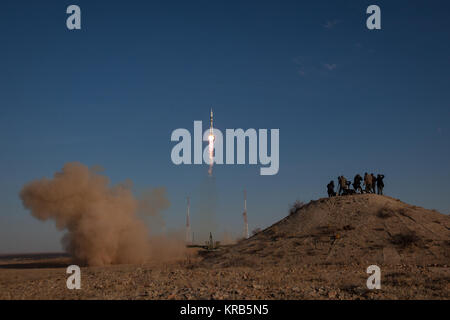 Mitglieder der Medien Foto der Sojus Rakete als es startet mit Expedition 33/34 Besatzungsmitglieder, Sojus Commander Oleg Novitskiy, Flugingenieur Kevin Ford der NASA, und Flugingenieur Evgeny Tarelkin von roskosmos zur Internationalen Raumstation am Dienstag, 23. Oktober 2012, in Baikonur, Kasachstan. Ford, Novitskiy und Tarelkin wird auf einer 5-monatigen Mission an Bord der Internationalen Raumstation. Photo Credit: (NASA/Bill Ingalls) Sojus TMA-06 M-Rakete von Baikonur gestartet 2. Stockfoto