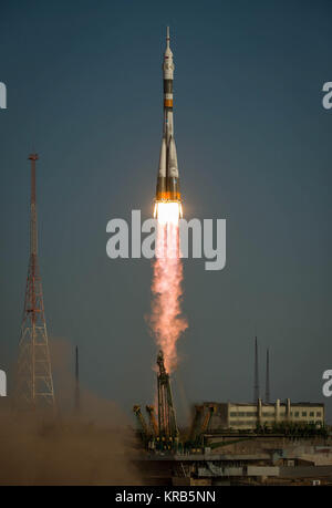 Die Sojus Rakete mit Expedition 33/34 Besatzungsmitglieder, Sojus Commander Oleg Novitskiy, Flugingenieur Kevin Ford der NASA, und Flugingenieur Evgeny Tarelkin von roskosmos an Bord der Sojus TMA-06 M Raumschiff startet zur Internationalen Raumstation am Dienstag, Oktober 23, 2012, in Baikonur, Kasachstan. Ford, Novitskiy und Tarelkin wird auf einer 5-monatigen Mission an Bord der Internationalen Raumstation. Photo Credit: (NASA/Bill Ingalls) Sojus TMA-06 M-Rakete von Baikonur gestartet 1. Stockfoto