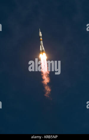 Die Sojus Rakete mit Expedition 33/34 Besatzungsmitglieder, Sojus Commander Oleg Novitskiy, Flugingenieur Kevin Ford der NASA, und Flugingenieur Evgeny Tarelkin von roskosmos an Bord der Sojus TMA-06 M Raumschiff startet zur Internationalen Raumstation am Dienstag, 23. Oktober 2012, in Baikonur, Kasachstan. Ford, Novitskiy und Tarelkin wird auf einer 5-monatigen Mission an Bord der Internationalen Raumstation. Photo Credit: (NASA/Bill Ingalls) Sojus TMA-06 M-Rakete von Baikonur gestartet 6. Stockfoto