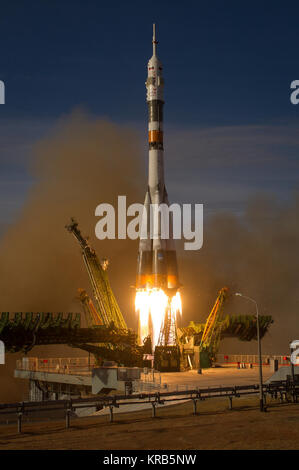 Die Sojus Rakete mit Expedition 33/34 Besatzungsmitglieder, Sojus Commander Oleg Novitskiy, Flugingenieur Kevin Ford der NASA, und Flugingenieur Evgeny Tarelkin von roskosmos an Bord der Sojus TMA-06 M Raumschiff startet zur Internationalen Raumstation am Dienstag, 23. Oktober 2012, in Baikonur, Kasachstan. Ford, Novitskiy und Tarelkin wird auf einer 5-monatigen Mission an Bord der Internationalen Raumstation. Photo Credit: (NASA/Bill Ingalls) Sojus TMA-06 M-Rakete von Baikonur gestartet 5. Stockfoto