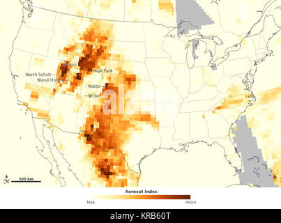 Entlang der Rocky Mountain Range, es hat einen Mangel an Schnee, insekt Stress in den Wäldern und eine heiße Quelle, die in einem heißen Sommer gedreht hat. Das Ergebnis bis Ende Juni 2012 wurde ein Überschuss von Rauch aus vielen gefährlichen Brände über die westlichen Staaten der Usa wüten. Die Karte oben zeigt die relative Konzentration von Aerosolen in der Himmel über den kontinentalen Vereinigten Staaten am 26. Juni 2012. Die Karte wurde von erfassten Daten durch das Ozon Mapper Profiler Suite (OMPS) auf den neuen Suomi nationalen Polar montiert - umkreisen Partnerschaft (S-NPP) Satelliten. Aerosole sind kleine feste und flüssige Partikel Stockfoto