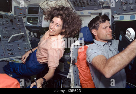 Nutzlast Commander Ellen Ochoa und Commander Donald McMonagle teilnehmen zu Aufgaben, die auf dem Space Shuttle Atlantis' Flight Deck während der STS-66. STS 66 Ochoa Stockfoto