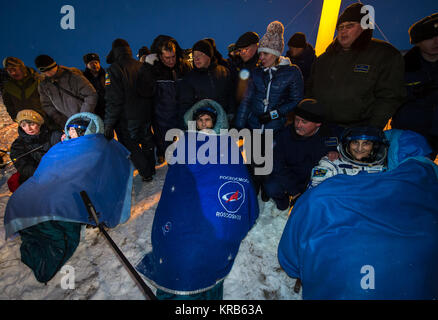 Expedition 33 Commander Sunita Williams der NASA, rechts, und die Flugingenieure Yuri Malenchenko von roskosmos (russische Weltraumbehörde) und Akihiko Hoshide der JAXA (Japan Aerospace Exploration Agency), links in den Stühlen außerhalb des Sojus Kapsel sitzen nur wenige Minuten, nachdem sie in einer abgelegenen Gegend außerhalb der Stadt Arkalyk, Kasachstan, am Montag, 19.11.2012 gelandet. Williams, Hoshide und Malentschenko kehrte aus vier Monate an Bord der Internationalen Raumstation. Photo Credit: (NASA/Bill Ingalls) Sojus TMA-05 M Mannschaft kurz nach der Landung Stockfoto