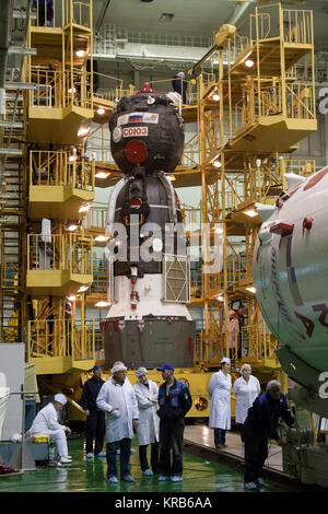 In der Integration Anlage auf dem Kosmodrom Baikonur in Kasachstan, die Sojus TMA-07 M Sonde für die Einkapselung in der Oberstufe der Sojus booster bereit, Dez. 12, 2012 die Vorbereitungen für den Start der Expedition 34/35 Crew weiter. Das Fahrzeug wird zur Startrampe in Baikonur Dez. 17 im Voraus der Dez. 19 Start der NASA-Flugingenieur Tom Marshburn, Sojus Commander Roman Romanenko und Flugingenieur Chris Hadfield der Kanadischen Raumfahrtagentur für ein 5-Monat Mission auf der Internationalen Raumstation gerollt werden. Photo Credit: NASA/Victor Zelentsov Sojus TMA-0 Stockfoto