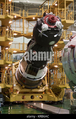 In der Integration Anlage auf dem Kosmodrom Baikonur in Kasachstan, die Sojus TMA-07 M Sonde ist in Platz für die Einkapselung in der Oberstufe der Sojus booster abgesenkt Dez. 12, 2012 die Vorbereitungen für den Start der Expedition 34/35 Crew weiter. Das Fahrzeug wird zur Startrampe in Baikonur Dez. 17 im Voraus der Dez. 19 Start der NASA-Flugingenieur Tom Marshburn, Sojus Commander Roman Romanenko und Flugingenieur Chris Hadfield der Kanadischen Raumfahrtagentur für ein 5-Monat Mission auf der Internationalen Raumstation gerollt werden. Photo Credit: NASA/Victor Zelentsov S Stockfoto