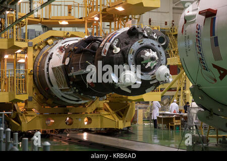 In der Integration Anlage auf dem Kosmodrom Baikonur in Kasachstan, die Sojus TMA-07 M Sonde ist in Platz für die Einkapselung in der Oberstufe der Sojus booster umgezogen Dez. 12, 2012 die Vorbereitungen für den Start der Expedition 34/35 Crew weiter. Das Fahrzeug wird zur Startrampe in Baikonur Dez. 17 im Voraus der Dez. 19 Start der NASA-Flugingenieur Tom Marshburn, Sojus Commander Roman Romanenko und Flugingenieur Chris Hadfield der Kanadischen Raumfahrtagentur für ein 5-Monat Mission auf der Internationalen Raumstation gerollt werden. Photo Credit: NASA/Victor Zelentsov Soja Stockfoto