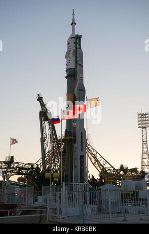 Die Fahnen, die Kasachstan und die Nationen der drei Besatzungsmitglieder, die in der Sojus TMA-07 M Raumfahrzeuge am Launch Pad auf dem Kosmodrom Baikonur in Kasachstan am Montag, Dez. 17, 2012 gezeigt. Von links nach rechts sind die Flaggen von Russland, den USA, in Kanada und in Kasachstan. Am 19. Dezember lokale Zeit zu starten sind Expedition 34/35 Flight Engineer Tom Marshburn der NASA, Sojus Commander Roman Romanenko und Expedition 35 Commander Chris Hadfield der Canadian Space Agency (CSA) auf einem 5-Monats-Mission an Bord der Internationalen Raumstation. Photo Credit: Stockfoto