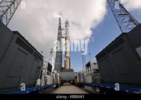 Ein United Launch Alliance Atlas-V-Rakete ist für das Pad im Space Launch Complex 41 auf Cape Canaveral Air Force Station, Fla. gerollt, in Vorbereitung zu starten die NASA-Tracking und Data Relay Satellite-K (TDRS-K). Foto: United Launch Alliance----- Cape Canaveral - Die NASA zunächst drei der nächsten Generation, Tracking und Data Relay Satelliten (TDR), als TDRS-K, bei 8 gestartet bekannt: 48:00 Uhr EST Mittwoch von Cape Canaveral Air Force Station in Florida. "TDRS-K stärkt unsere Netzwerk von Satelliten, dass wesentliche Communications bietet die Erforschung des Weltraums zu unterstützen", sagte Badri Yo Stockfoto