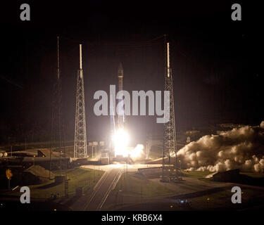 Ein United Launch Alliance Atlas-V-Rakete erfolgreich gestartet von Space Launch Complex-41 mit NASA's Tracking und Data Relay Satellite (TDRS-K) Nutzlast. Dies ist das erste von 13 ULA startet für 2013 geplant war, die 35 Atlas V Mission und die 67Th ULA starten. Foto: United Launch Alliance-------- Cape Canaveral - Die NASA zunächst drei der nächsten Generation, Tracking und Data Relay Satelliten (TDR), als TDRS-K, bei 8 gestartet bekannt: 48:00 Uhr EST Mittwoch von Cape Canaveral Air Force Station in Florida. "TDRS-K stärkt unsere Netzwerk von Satelliten, die wesentliche Kommunikation t Stockfoto