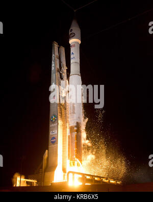 Ein United Launch Alliance Atlas-V-Rakete erfolgreich gestartet von Space Launch Complex-41 mit NASA's Tracking und Data Relay Satellite (TDRS-K) Nutzlast. Dies ist das erste von 13 ULA startet für 2013 geplant war, die 35 Atlas V Mission und die 67Th ULA starten. Foto: United Launch Alliance----- Cape Canaveral - Die NASA zunächst drei der nächsten Generation, Tracking und Data Relay Satelliten (TDR), als TDRS-K, bei 8 gestartet bekannt: 48:00 Uhr EST Mittwoch von Cape Canaveral Air Force Station in Florida. "TDRS-K stärkt unsere Netzwerk von Satelliten, dass wesentliche Communications bietet Stockfoto