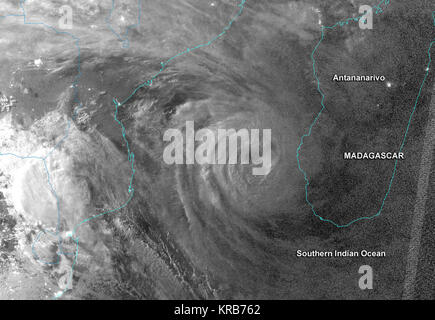 NASA-Satelliten der NOAA Suomi NPP Cyclone Haruna in der Nähe von Madagaskar in der Nacht (8497849029) Stockfoto