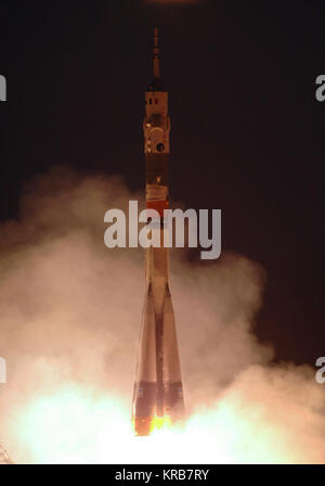 Expedition 11 Commander Sergej Krikaljow, Flugingenieur und NASA Science Officer John Phillips und ESA-Astronauten Roberto Vittori von Italien blast off an Bord der Sojus TMA-6 vom Kosmodrom Baikonur in Kasachstan bei Tagesanbruch am 15. April 2005 für zwei Tage nach der Internationalen Raumstation. Krikaljow und Phillips werden sechs Monate auf der Station verbringen, Austausch der Expedition 10 Kommandant Leroy Chiao und Flugingenieur Salischan Scharipow, während Vittori acht Tage auf der Station verbringen werden unter einer kommerziellen Vertrags zwischen der ESA und der Russischen Weltraumorganisation Stockfoto