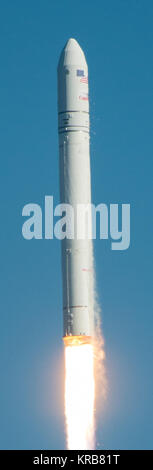 Die Orbital Sciences Corporation Antares Rakete wird gesehen, wie es startet von Pad-0 des Mittelatlantischen Regional Spaceport (MARS) bei der NASA Wallops Flight Facility in Virginia, Sonntag, 21. April 2013. Den Test starten markiert der erste Flug von Antares und der erste Raketenstart von Pad-0 A. Die Antares Rakete lieferte die gleichwertigen Masse von einem Raumschiff, einem sogenannten Masse simuliert Nutzlast in den Orbit der Erde. Photo Credit: (NASA/Bill Ingalls) Antares A-ONE starten. 2 7/8 Stockfoto