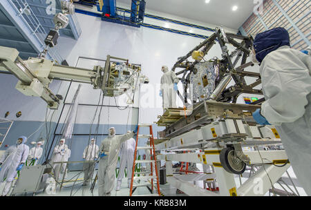 Die Miri sich wiegt 181 Pfund (82 kg) und wird von einem speziellen Schwebebalken (links auf dem Foto), die manövriert wird mit einer Präzision Kran durch die Techniker an der Basis der Leiter statt. Photo Credit: NASA/Chris Gunn; Text Quelle: NASA/Laura Betz -------- Techniker akribisch arbeitete das James Webb Space Telescope Mid-Infrared Instruments in die Isim, oder integrierte Wissenschaft Instrument Modul, in den Reinraum Implantat des NASA Goddard Space Flight Center in Greenbelt, Md., als Nachfolger der NASA-Hubble-Weltraumteleskop, das Webb-teleskop wird die meisten p. Stockfoto
