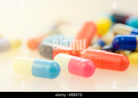 Orale Medikation Hintergrund mit warmem Licht. Farbenfrohe von oralen Medikamente auf weißem Hintergrund. Stockfoto