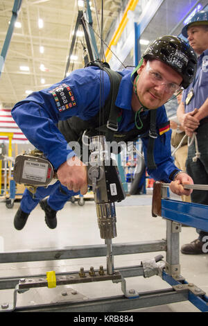 Datum: 5-14-13 Ort: Geb.. 9 NE - POGO BETRIFFT: Sojus 39 (Expedition 40/41) Besatzungsmitglieder Reid Wiseman und Alexander Gerst während ISS EVA PGT/POGO (EVA ARGOS) Ausbildung. Fotograf: Lauren Harnett Alexander Gerst in der partiellen Gravity Simulator Stockfoto