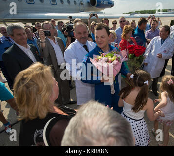 Expedition 35 Bordingenieur Roman Romanenko der russischen Föderalen Raumfahrtagentur (Roskosmos) ist nach seiner Rückkehr am Chkalovsky Prospekt am Flughafen in Russland, am Dienstag, den 14. Mai 2013 begrüßt. Photo Credit: (NASA/Carla Cioffi) Sojus TMA-07 M Commander Roman Romanenko ist Heim willkommen Stockfoto