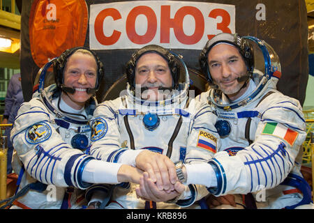 In der Integration Anlage auf dem Kosmodrom Baikonur in Kasachstan, Expedition 36/37 Flugingenieur Karen Nyberg von der NASA (links), Sojus Commander Fyodor Yurchikhin (Mitte) und Flugingenieur Luca Parmitano der Europäischen Weltraumorganisation (rechts) posieren für Fotos während einer geeignet Generalprobe "fit Check" ausüben können 17. Das Trio 29. Mai startet, Kasachisch, in ihrer Sojus TMA-09 M Raumfahrzeug zu einer 5 ½ Monat Mission auf der Internationalen Raumstation beginnen. NASA/Victor Zelentsov Sojus TMA-09 M Crew vor der Sonde Stockfoto