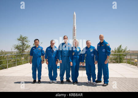 Hinter der Kosmonaut Hotel Besatzung in Baikonur, Kasachstan, die Expedition 36/37 Backup und Prime Crewmitglieder posieren für Fotos vor einer Proton-rakete Statue 22. Mai folgende traditionelle Zeremonien. Von links nach rechts sind Backup Flight Engineer Koichi Wakata der Japan Aerospace Exploration Agency, backup Sojus Commander Mikhail Tyurin, backup Flight Engineer Rick Mastracchio der NASA, Prime Flugingenieur Karen Nyberg der NASA, Prime Sojus Commander Fyodor Yurchikhin und Prime Flugingenieur Luca Parmitano der Europäischen Weltraumorganisation. Nyberg, Yurchikhin und Luca Parmitano sind prepari Stockfoto