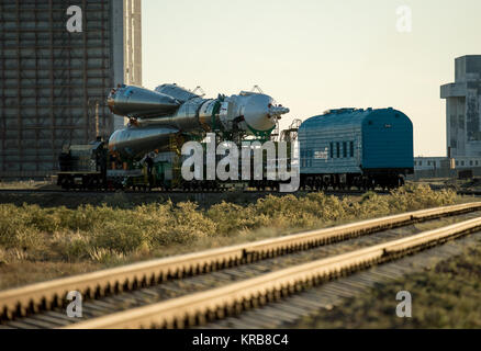 Die Sojus TMA-09 M Sonde wird durch Zug zum Kosmodrom Baikonur Startrampe gerollt, Sonntag, 26. Mai 2013, in Kasachstan. Der Start der Sojus zur Internationalen Raumstation (ISS) mit Expedition 36/37 Sojus Commander Fyodor Yurchikhin der russischen Föderalen Raumfahrtagentur (Roskosmos), Flug Ingenieure; Luca Parmitano der Europäischen Weltraumorganisation und Karen Nyberg der NASA, ist für Mittwoch, den 29. Mai geplant, kasachischen Zeit. Yurchikhin, Nyberg, und Parmitano, wird an Bord der Station bleiben bis Mitte November. Photo Credit: (NASA/Bill Ingalls) Sojus TMA-09 M Sonde roll out von Stockfoto