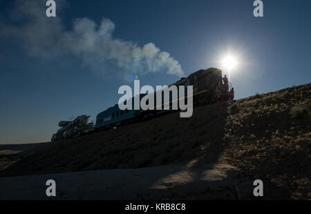 Die Sojus TMA-09 M Sonde wird durch Zug zum Kosmodrom Baikonur Startrampe gerollt, Sonntag, 26. Mai 2013, in Kasachstan. Der Start der Sojus zur Internationalen Raumstation (ISS) mit Expedition 36/37 Sojus Commander Fyodor Yurchikhin der russischen Föderalen Raumfahrtagentur (Roskosmos), Flug Ingenieure; Luca Parmitano der Europäischen Weltraumorganisation und Karen Nyberg der NASA, ist für Mittwoch, den 29. Mai geplant, kasachischen Zeit. Yurchikhin, Nyberg, und Parmitano, wird an Bord der Station bleiben bis Mitte November. Photo Credit: (NASA/Bill Ingalls) Sojus TMA-09 M Sonde roll out von Stockfoto