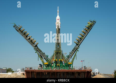 Die Arme sind in Position um die Sojus Rakete, mit der TMA-09 M Raumfahrzeuge, nach Ankunft auf dem Kosmodrom Baikonur Pad mit dem Zug, Sonntag, 26. Mai 2013, in Kasachstan. Der Start der Sojus zur Internationalen Raumstation (ISS) mit Expedition 36/37 Sojus Commander Fyodor Yurchikhin der russischen Föderalen Raumfahrtagentur (Roskosmos), Flug Ingenieure; Luca Parmitano der Europäischen Weltraumorganisation und Karen Nyberg der NASA, ist für Mittwoch, den 29. Mai geplant, kasachischen Zeit. Yurchikhin, Nyberg, und Parmitano, wird an Bord der Station bleiben bis Mitte November. Ph Stockfoto