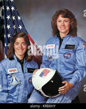 Christa McAuliffe und Barbara Morgan, Lehrer im Raum Primär- und Backup Crew Mitglieder für Shuttle Mission STS-51 L. Die Mission endete im Scheitern, wenn der Orbiter Challenger 73 Sekunden nach dem Start am 28. Januar 1986 explodierte. Christa McAuliffe und Barbara Morgan - GPN -2002-000004 Stockfoto