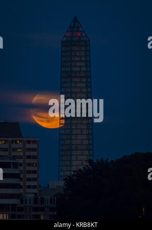 Eine supermoon steigt hinter dem Washington Monument, Sonntag, Juni 23, 2013, in Washington. In diesem Jahr wird der Supermoon ist bis zu 13,5 größer und 30 heller als eine typische Vollmond ist. Dies ist ein Ergebnis des Mondes erreichen seiner Perigäum - die Nächsten, die es auf der Erde im Laufe seiner Umlaufbahn gelangt. In erdnähe am 23. Juni war der Mond über 221,824 Meilen entfernt, im Vergleich zu den 252,581 Meilen entfernt, dass es sich in seiner weitesten Entfernung von der Erde (Apogäum). Photo Credit: (NASA/Bill Ingalls) Supermoon steigt hinter dem Washington Monument (2) Stockfoto