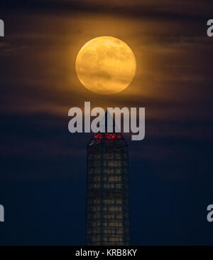 Eine supermoon steigt hinter dem Washington Monument, Sonntag, Juni 23, 2013, in Washington. In diesem Jahr wird der Supermoon ist bis zu 13,5 größer und 30 heller als eine typische Vollmond ist. Dies ist ein Ergebnis des Mondes erreichen seiner Perigäum - die Nächsten, die es auf der Erde im Laufe seiner Umlaufbahn gelangt. In erdnähe am 23. Juni war der Mond über 221,824 Meilen entfernt, im Vergleich zu den 252,581 Meilen entfernt, dass es sich in seiner weitesten Entfernung von der Erde (Apogäum). Photo Credit: (NASA/Bill Ingalls) Supermoon steigt hinter dem Washington Monument (4) Stockfoto