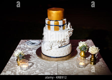 Multi Level Hochzeitstorte mit mit weißen Blüten. Stockfoto