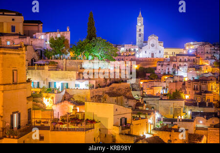 Panoramablick auf die Nacht Blick von der "Assi"-Bezirk in Matera vom Belvedere Luigi Guerricchio. Basilikata, Süditalien. Stockfoto